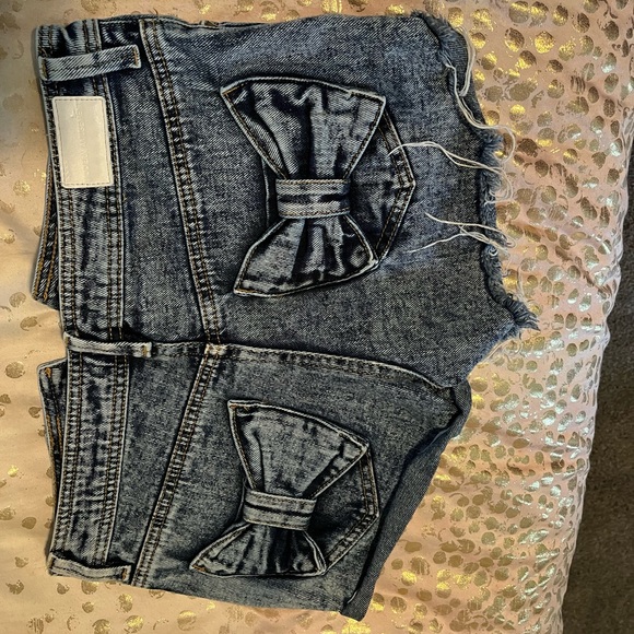 Modern Amusement Bow shorts - Picture 1 of 4